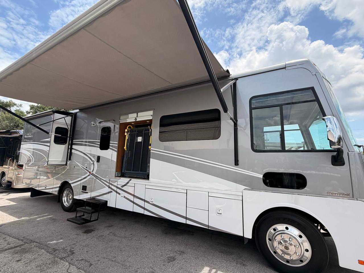 Winnebago Adventurer  2017