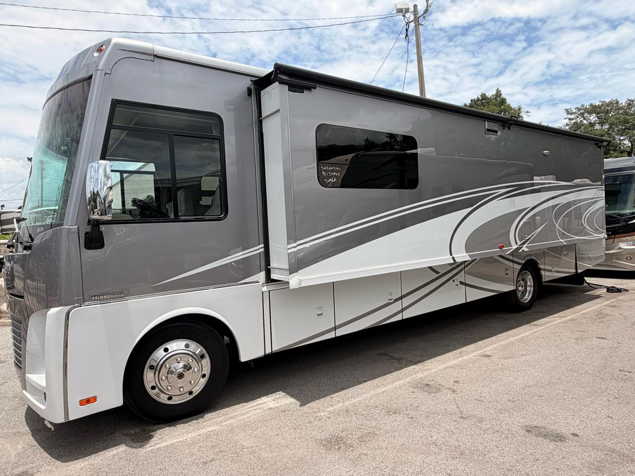 Winnebago Adventurer  2017