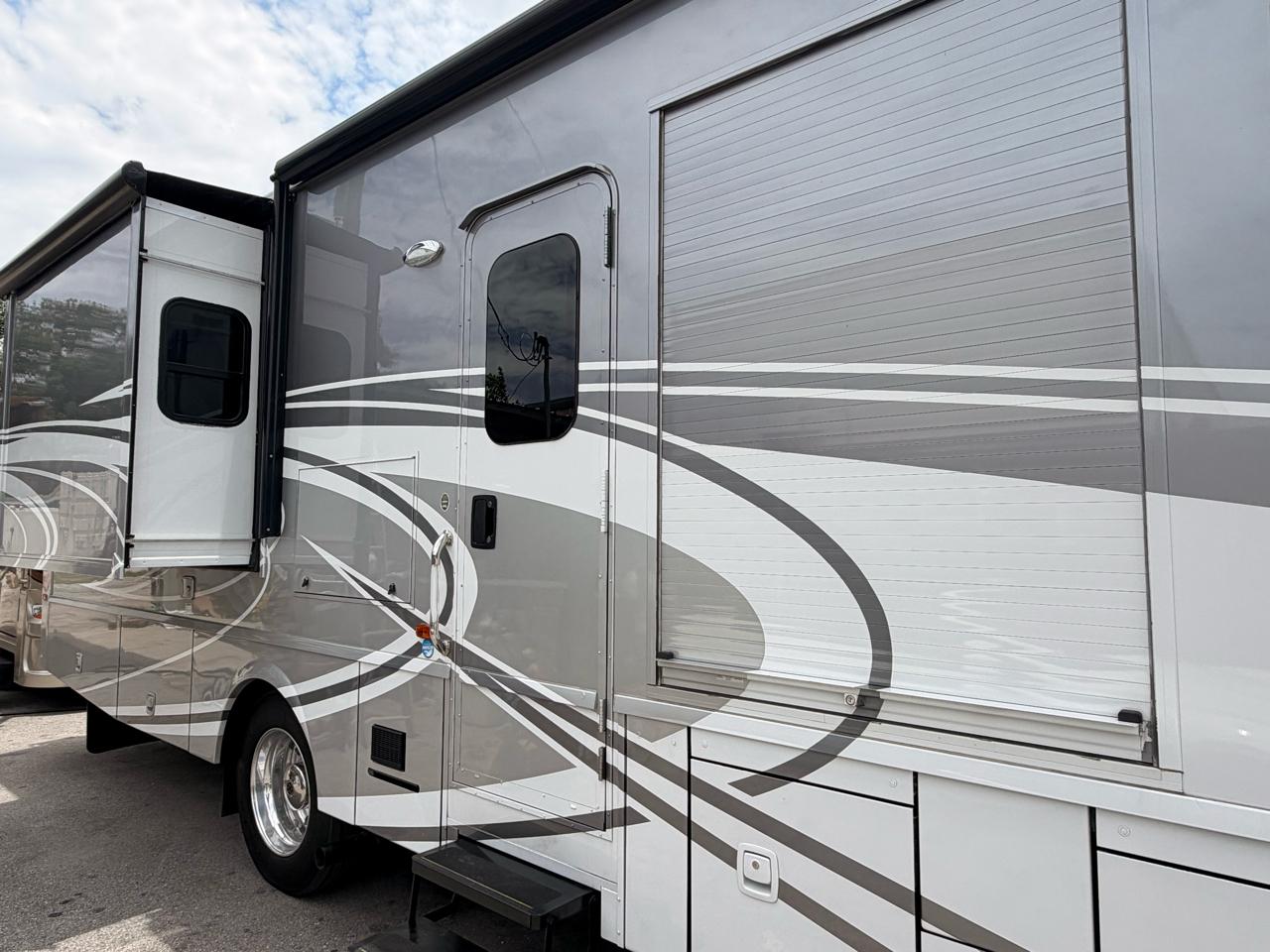Winnebago Adventurer  2017