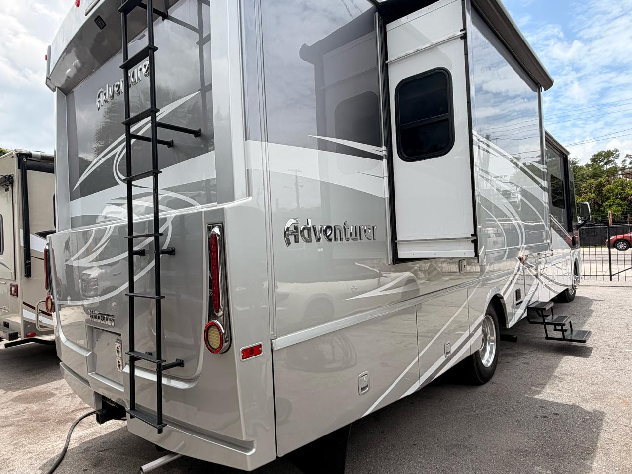 Winnebago Adventurer  2017
