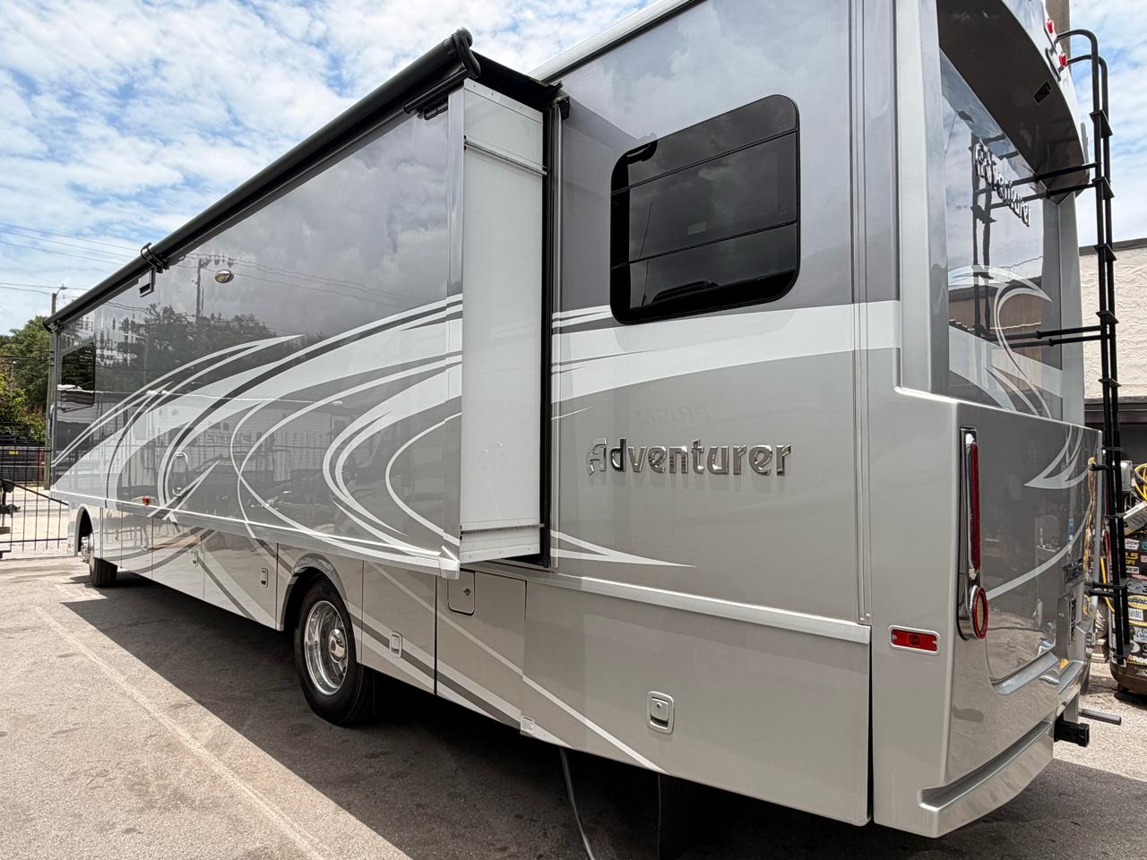 Winnebago Adventurer  2017