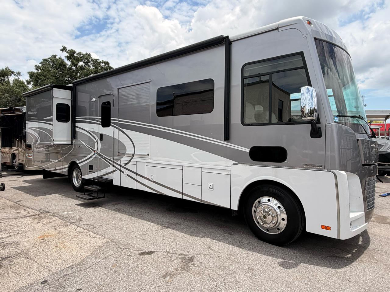 Winnebago Adventurer  2017