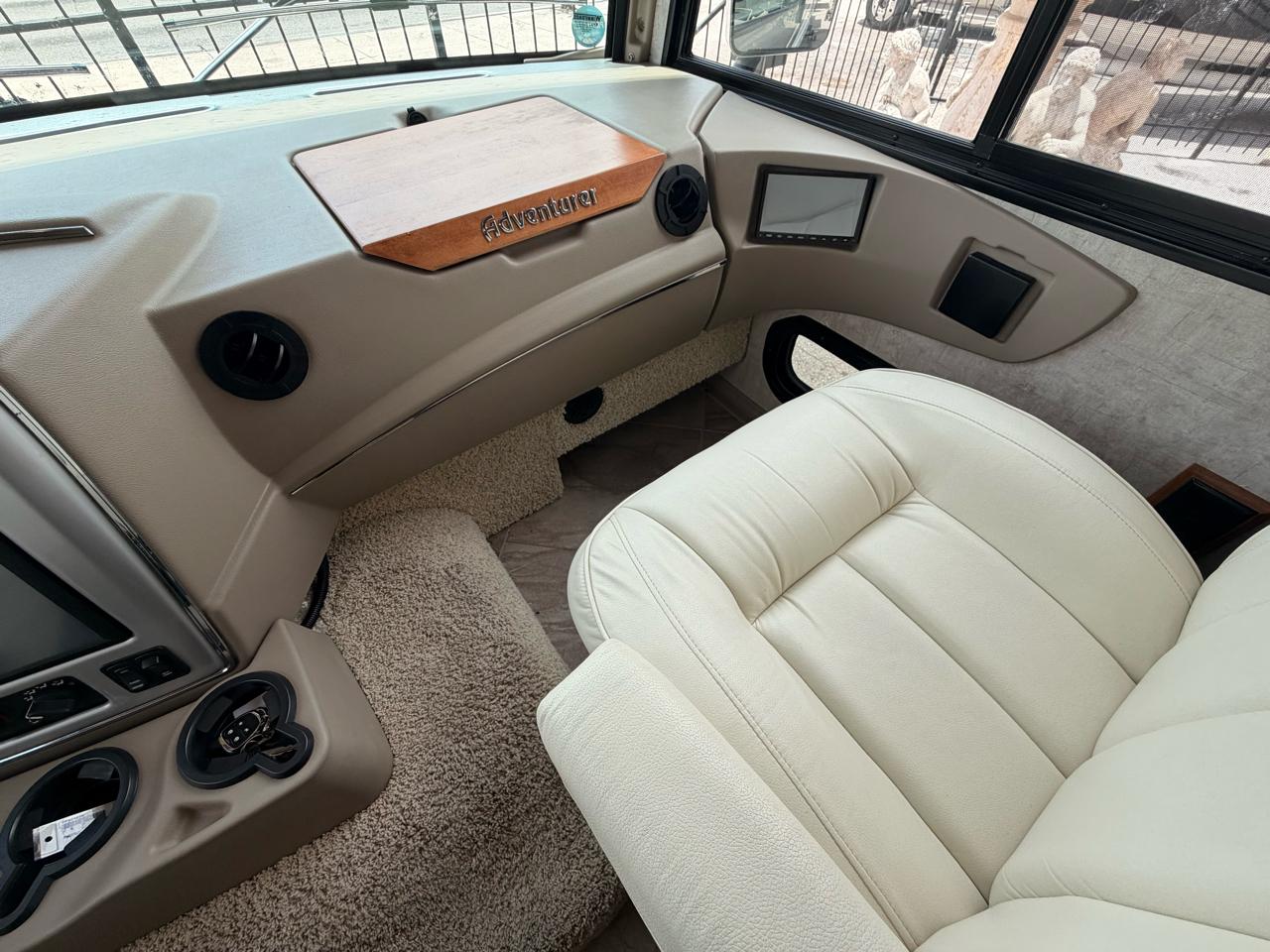 Winnebago Adventurer  2017