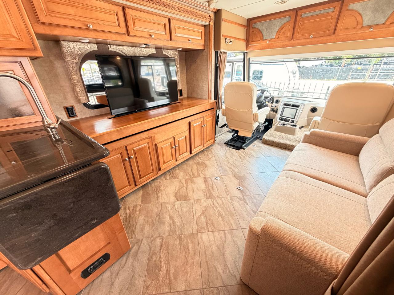 Winnebago Adventurer  2017