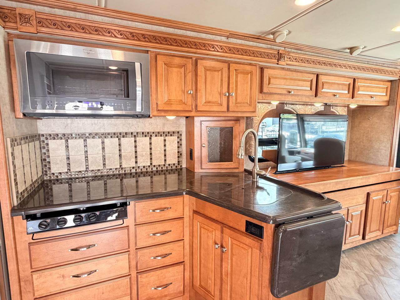 Winnebago Adventurer  2017
