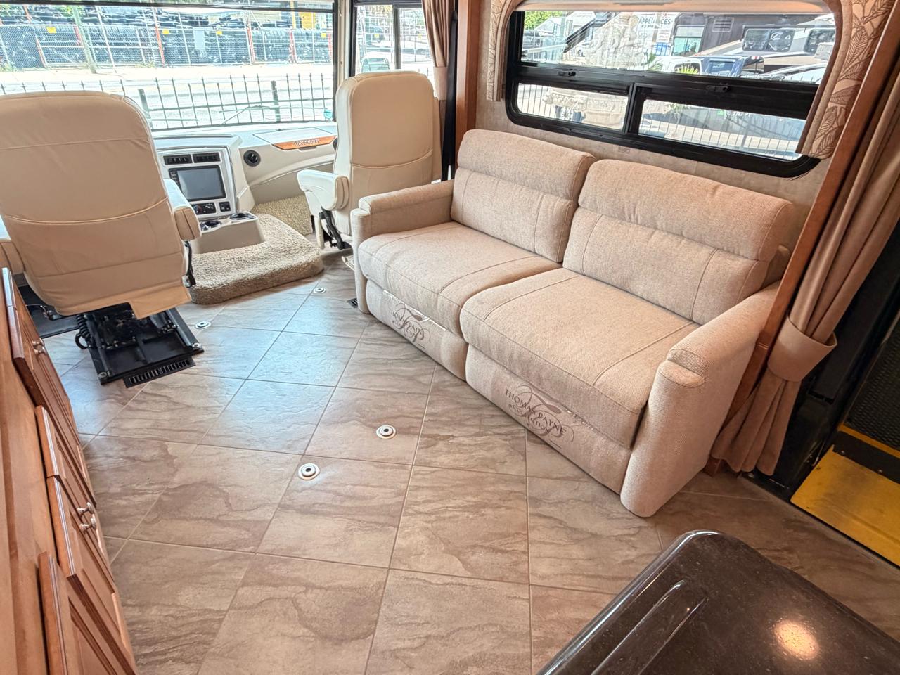 Winnebago Adventurer  2017