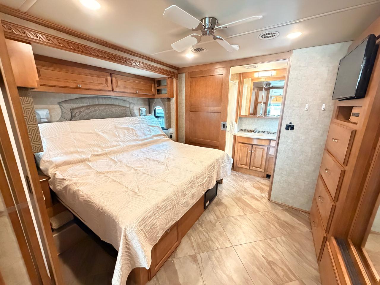 Winnebago Adventurer  2017