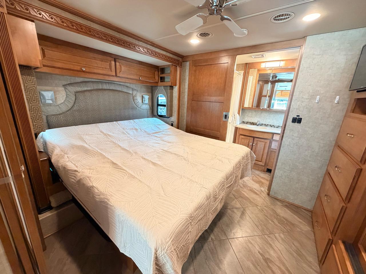 Winnebago Adventurer  2017