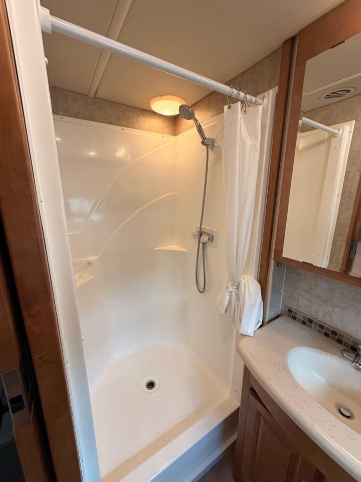Winnebago Adventurer  2017