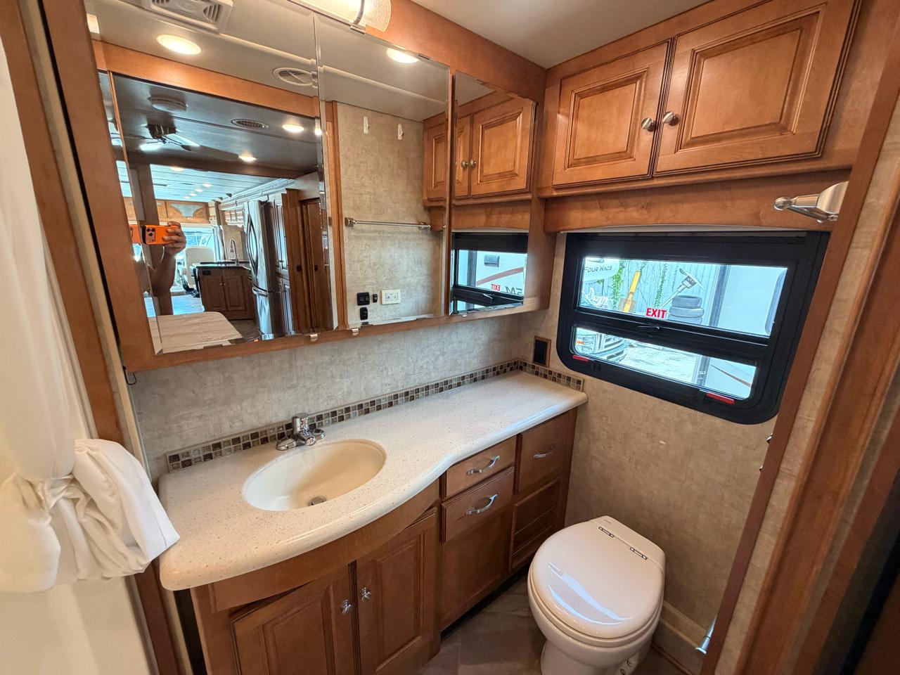 Winnebago Adventurer  2017