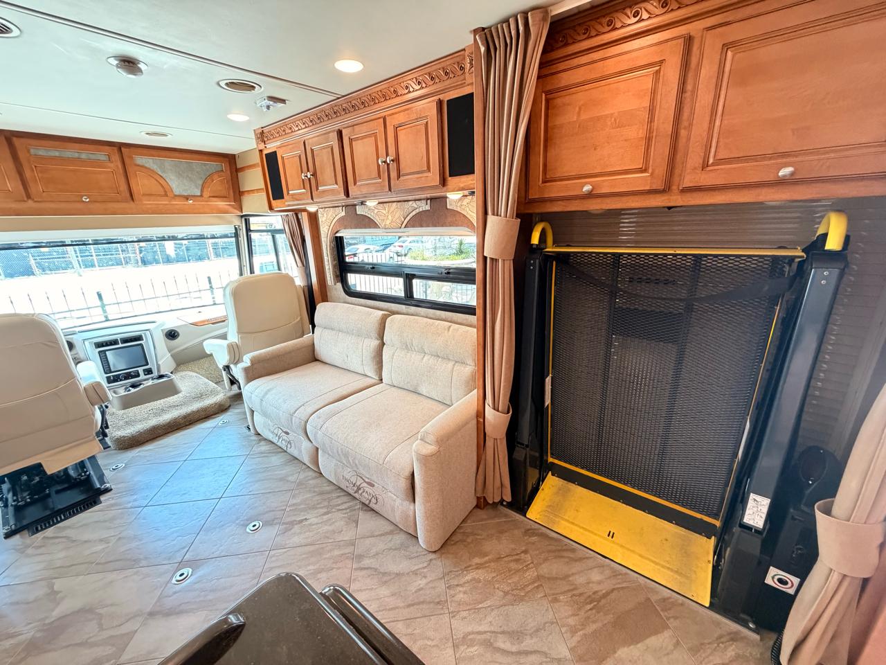 Winnebago Adventurer  2017