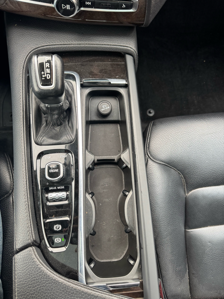 Volvo XC90 T6 Momentum AWD 2017 Volvo XC90 T6 Momentum AWD 2017