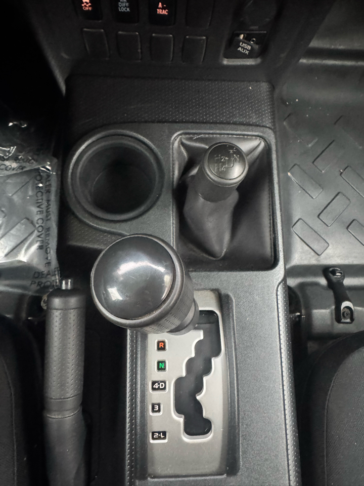 Toyota FJ Cruiser 4WD AT 2012 Toyota FJ Cruiser 4WD AT 2012