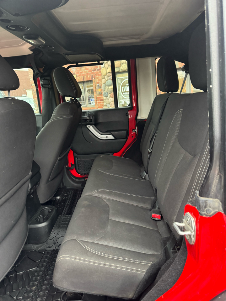 2017 Jeep Wrangler Unlimited Sahara photo 4