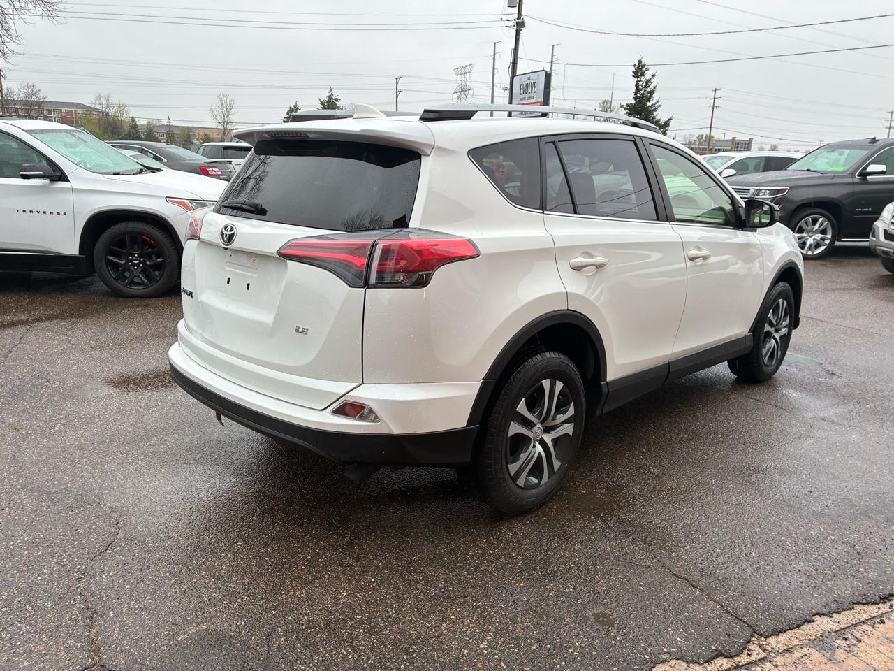 Toyota RAV4 LE FWD 2018