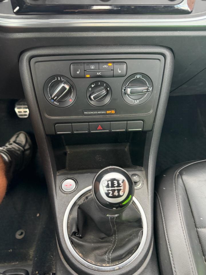 Volkswagen Beetle R-Line PZEV Convertible 6M 2015