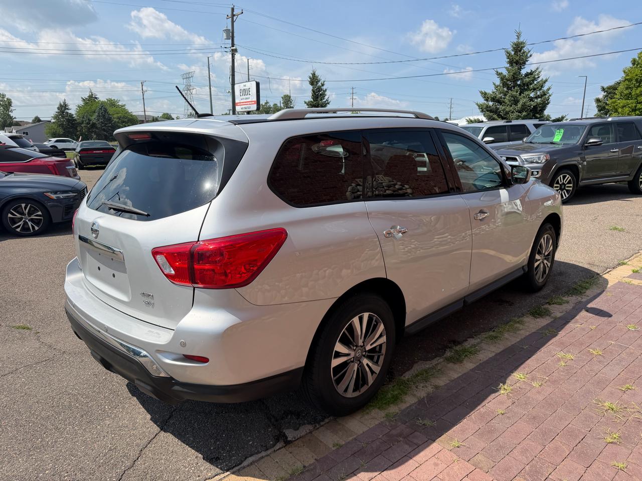 Nissan Pathfinder SV 4WD 2018