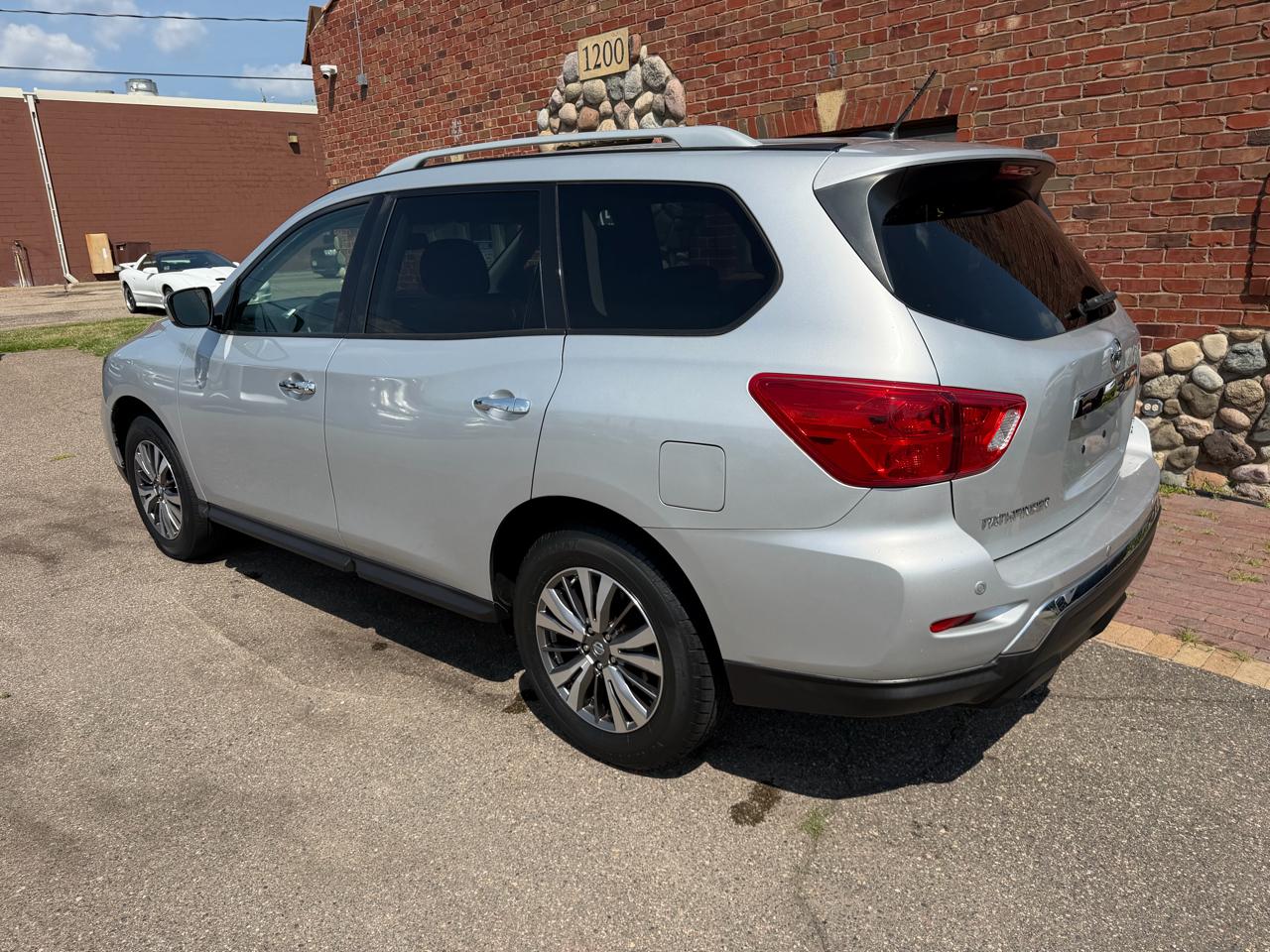 Nissan Pathfinder SV 4WD 2018