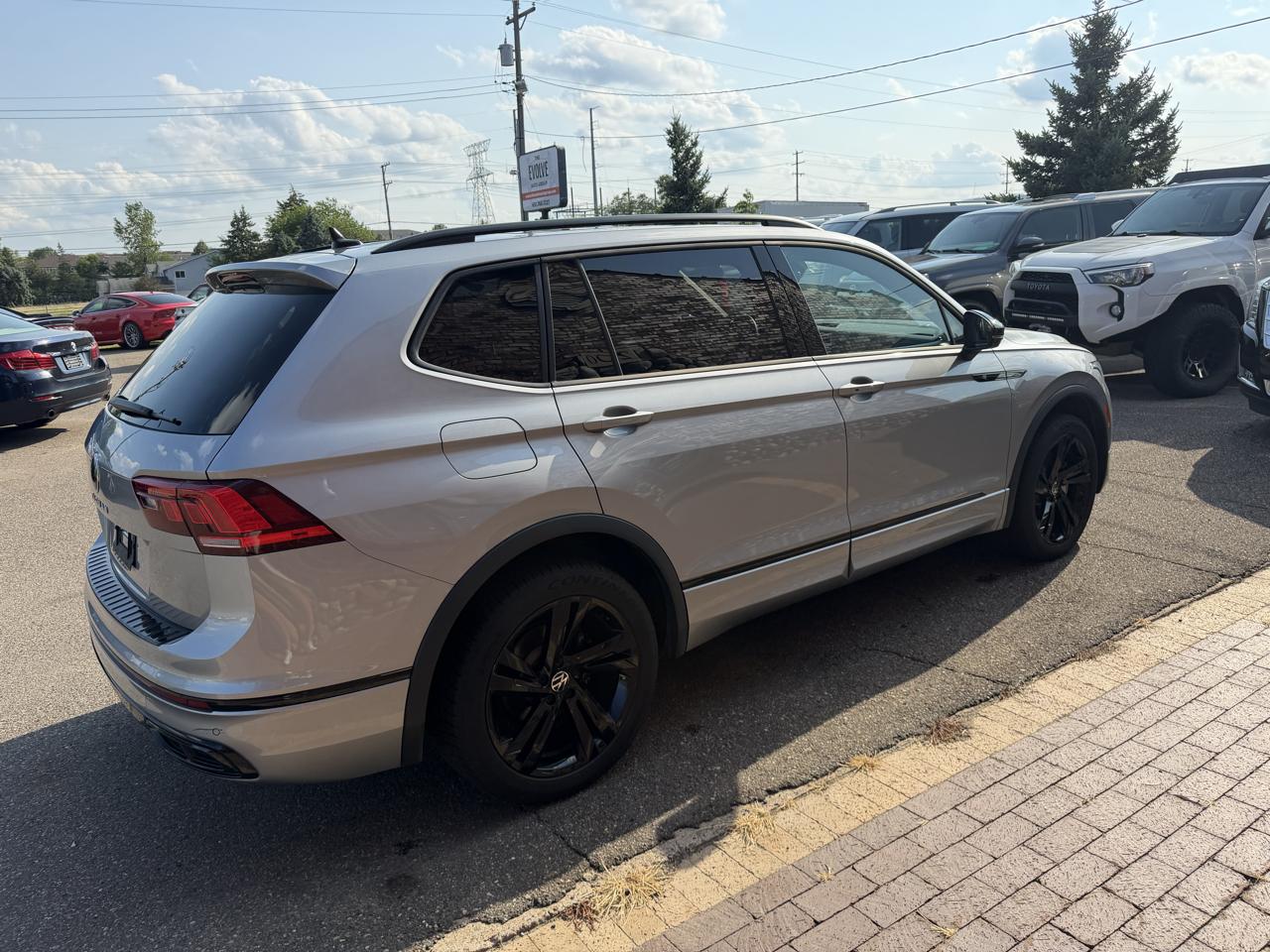 Volkswagen Tiguan 2.0T SE R-Line Black FWD 2023