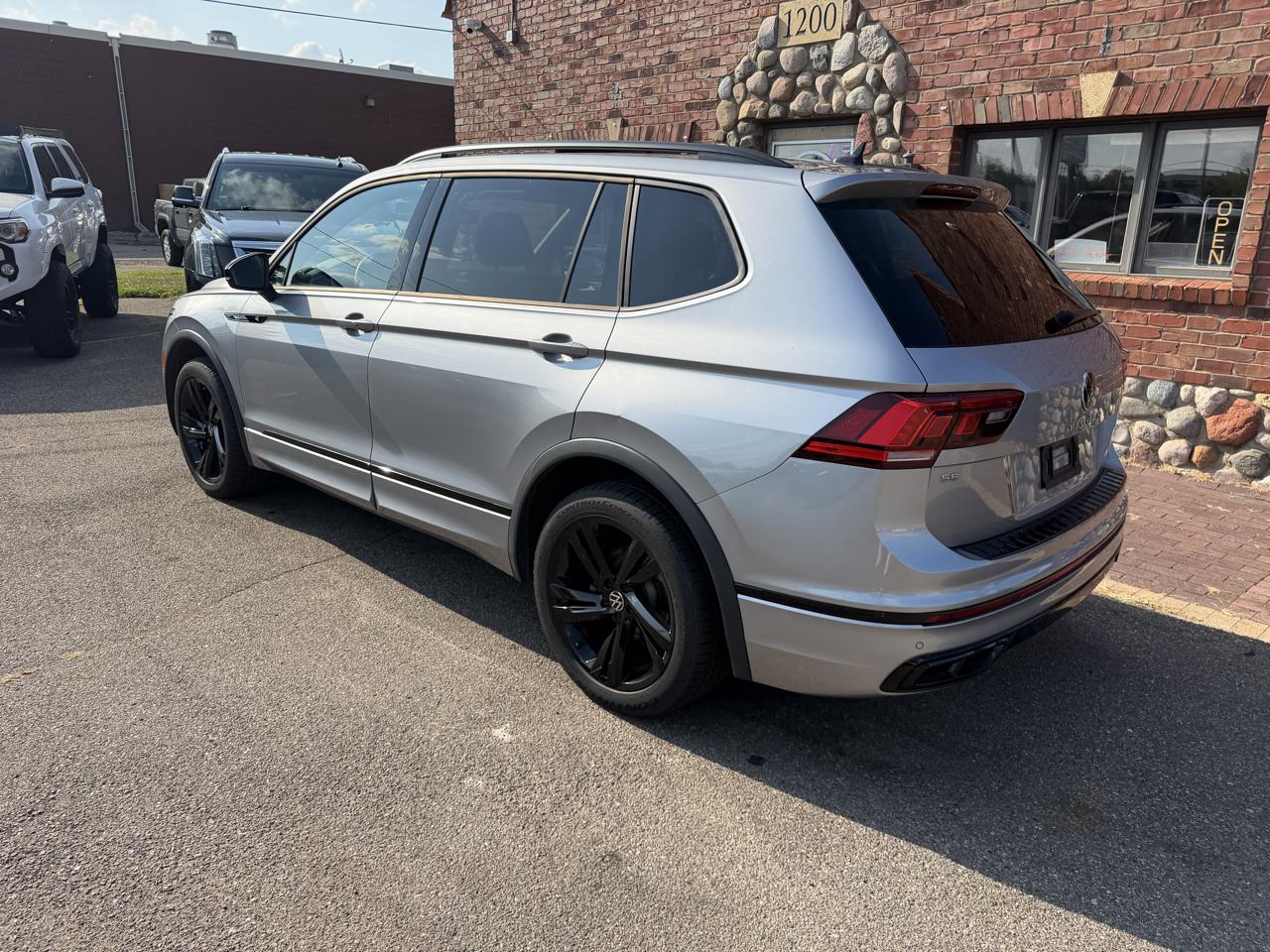 Volkswagen Tiguan 2.0T SE R-Line Black FWD 2023