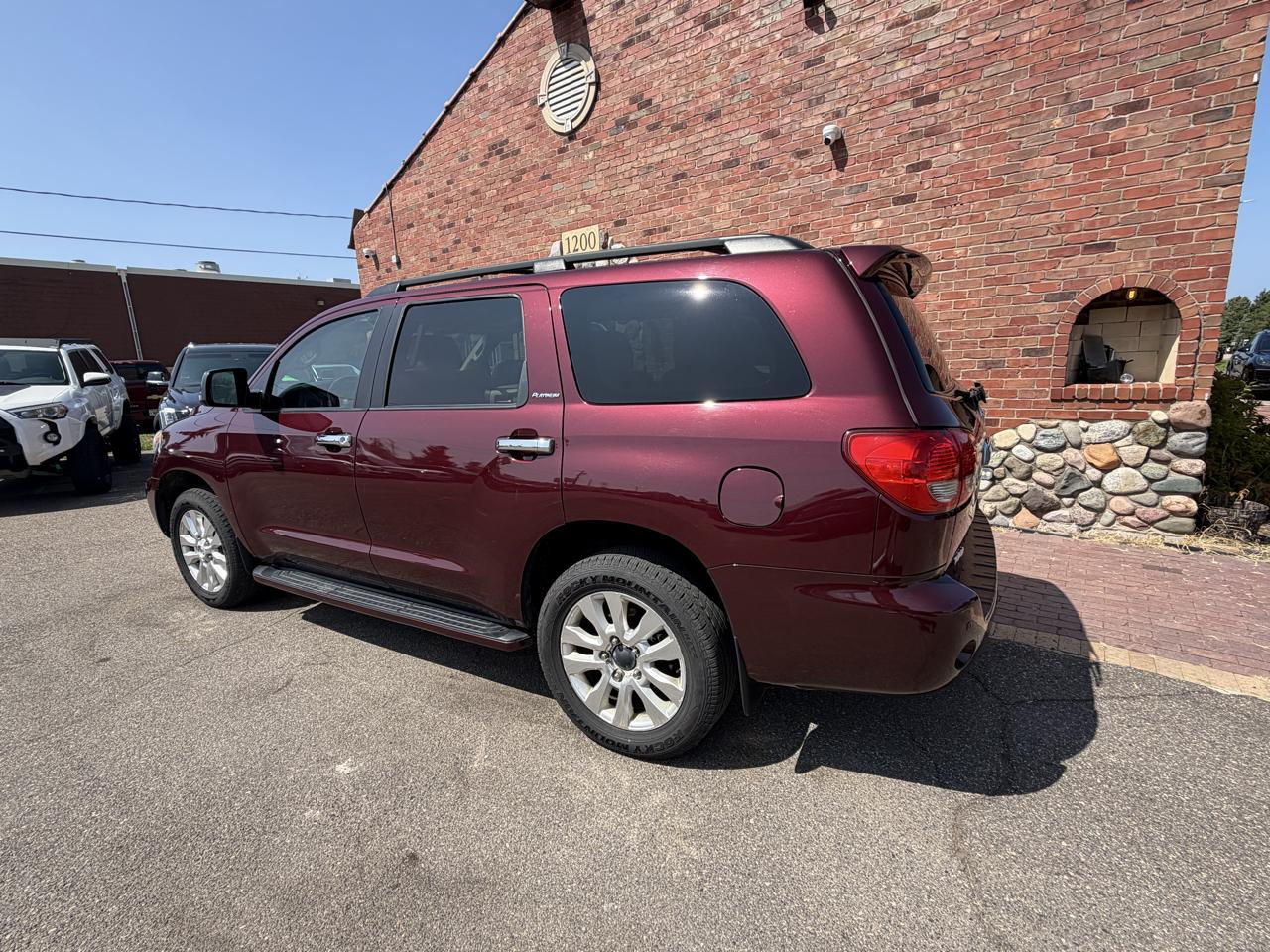 Toyota Sequoia 4WD LV8 6-Spd AT Platinum (Natl) 2010