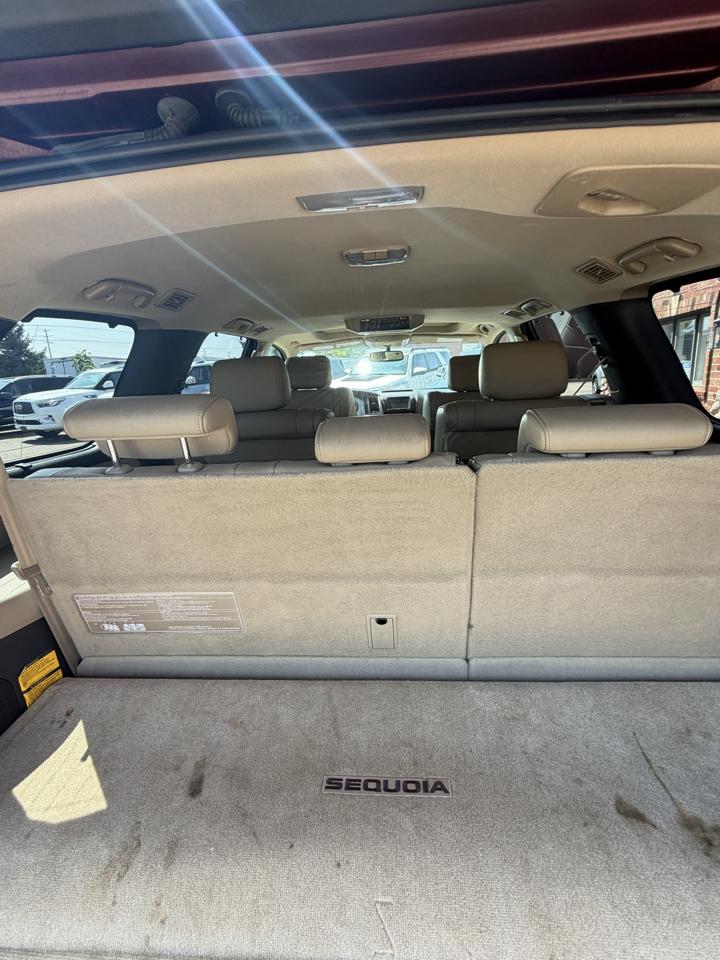 Toyota Sequoia 4WD LV8 6-Spd AT Platinum (Natl) 2010