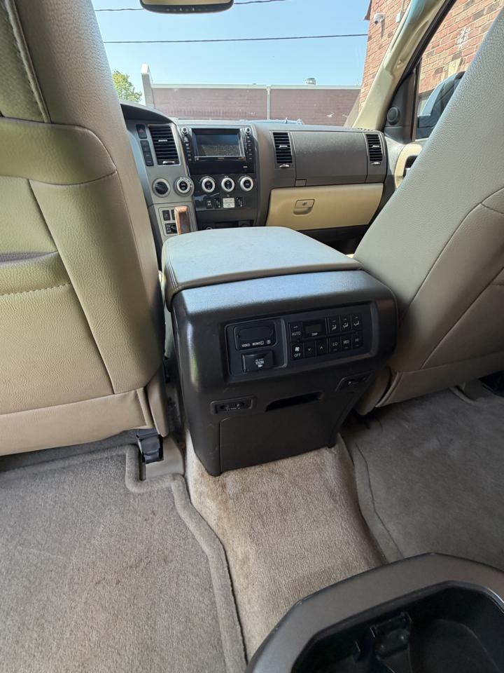Toyota Sequoia 4WD LV8 6-Spd AT Platinum (Natl) 2010