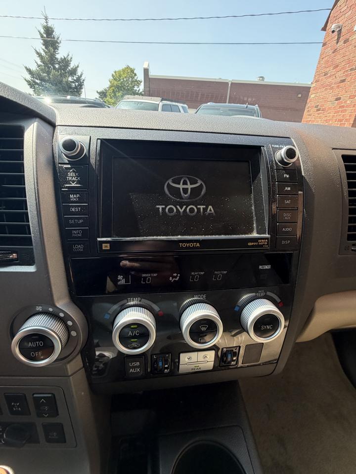 Toyota Sequoia 4WD LV8 6-Spd AT Platinum (Natl) 2010