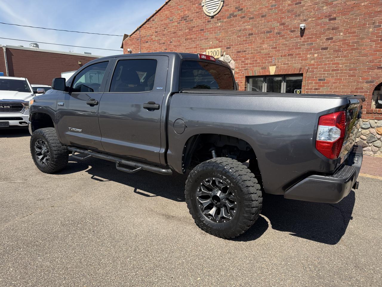 Toyota Tundra 4WD Truck CrewMax 5.7L FFV V8 6-Spd AT SR5 (Natl) 2016