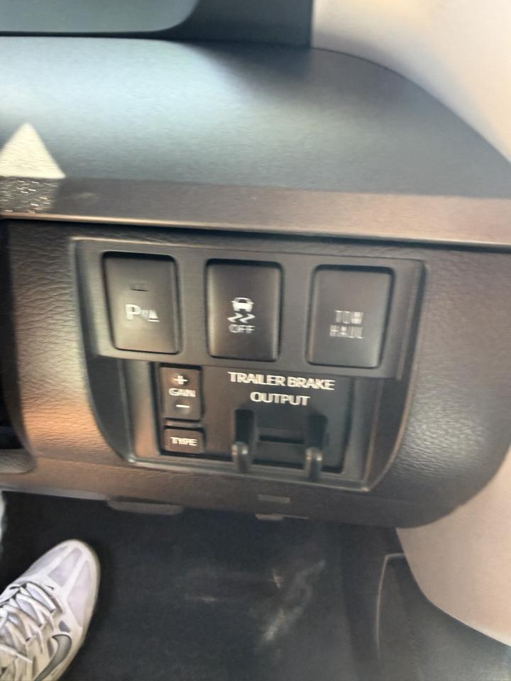 Toyota Tundra 4WD Truck CrewMax 5.7L FFV V8 6-Spd AT SR5 (Natl) 2016