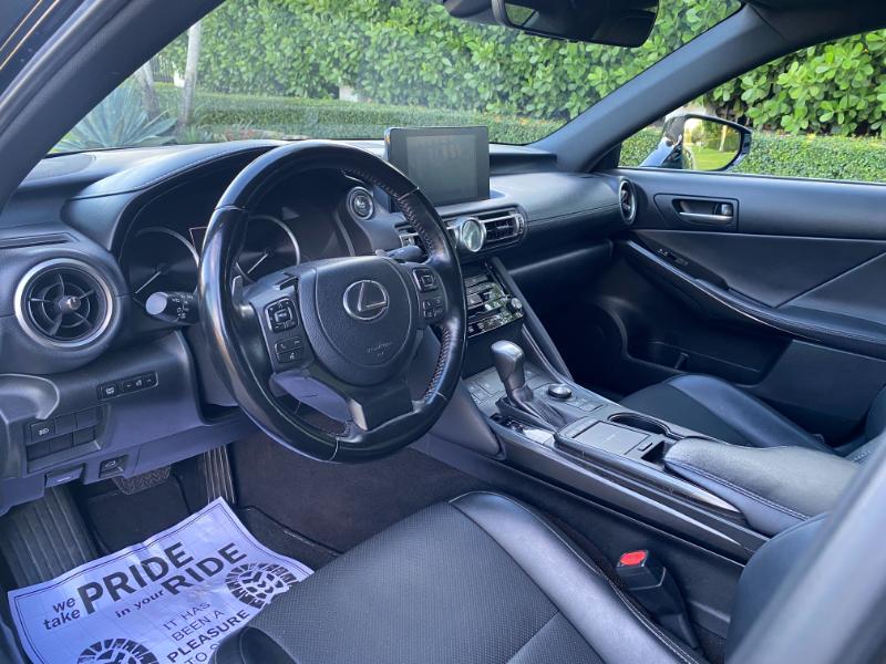 Lexus IS 300 RWD 2021