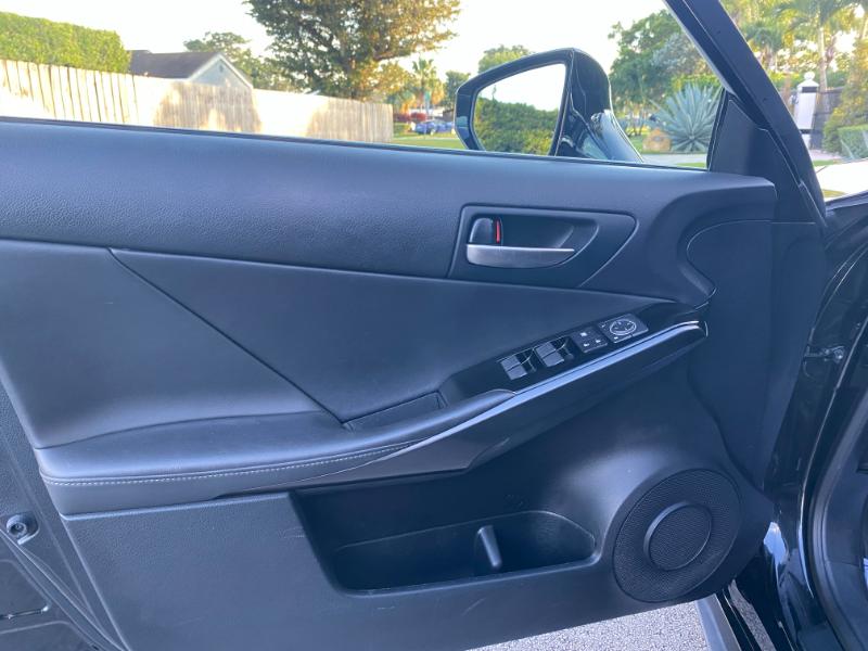 Lexus IS 300 RWD 2021