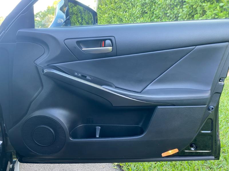 Lexus IS 300 RWD 2021