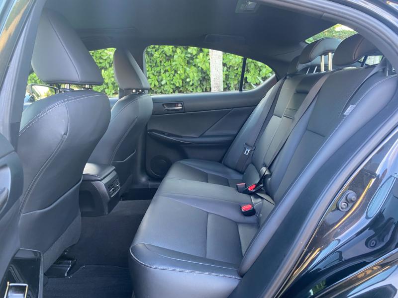 Lexus IS 300 RWD 2021