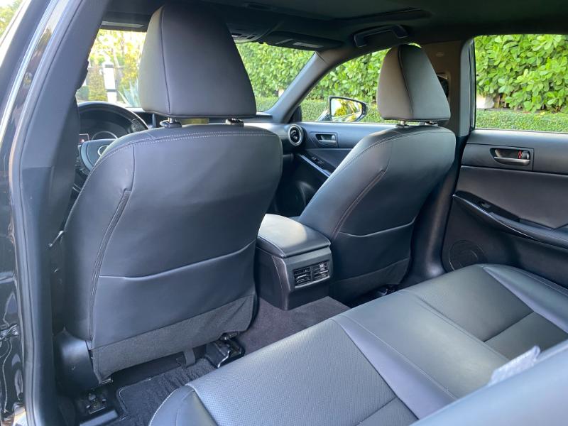 Lexus IS 300 RWD 2021