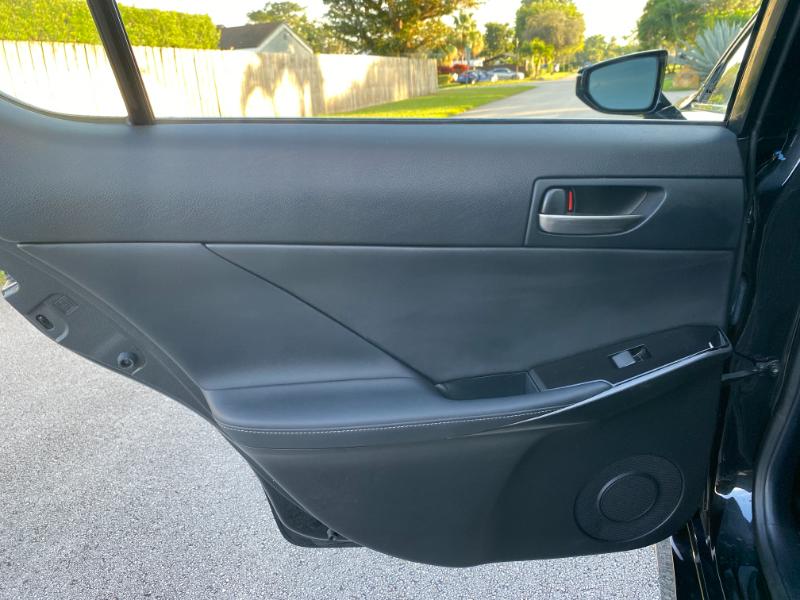 Lexus IS 300 RWD 2021