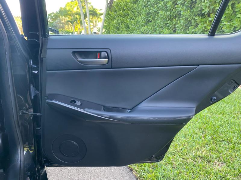 Lexus IS 300 RWD 2021