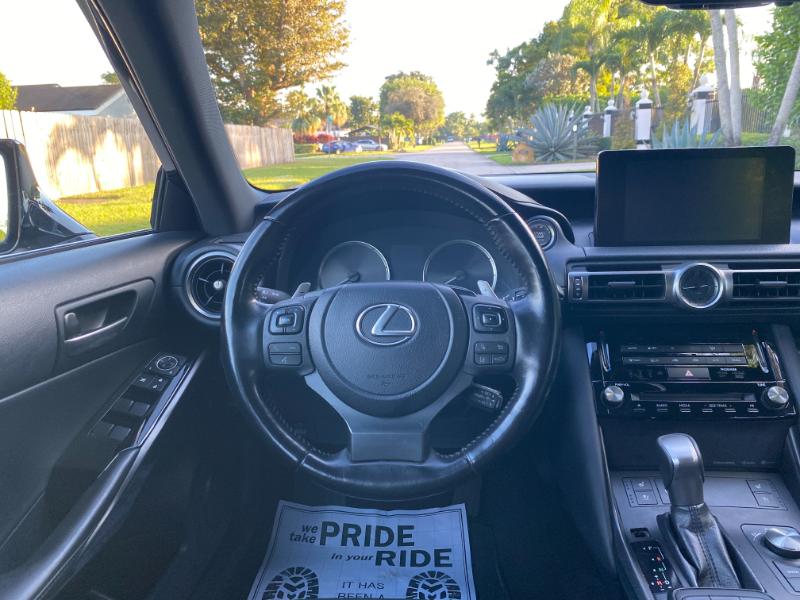 Lexus IS 300 RWD 2021