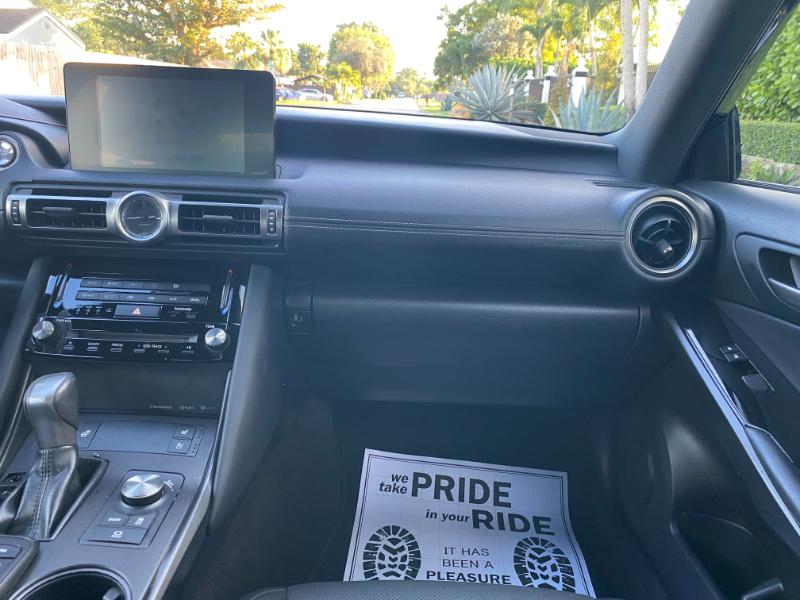 Lexus IS 300 RWD 2021