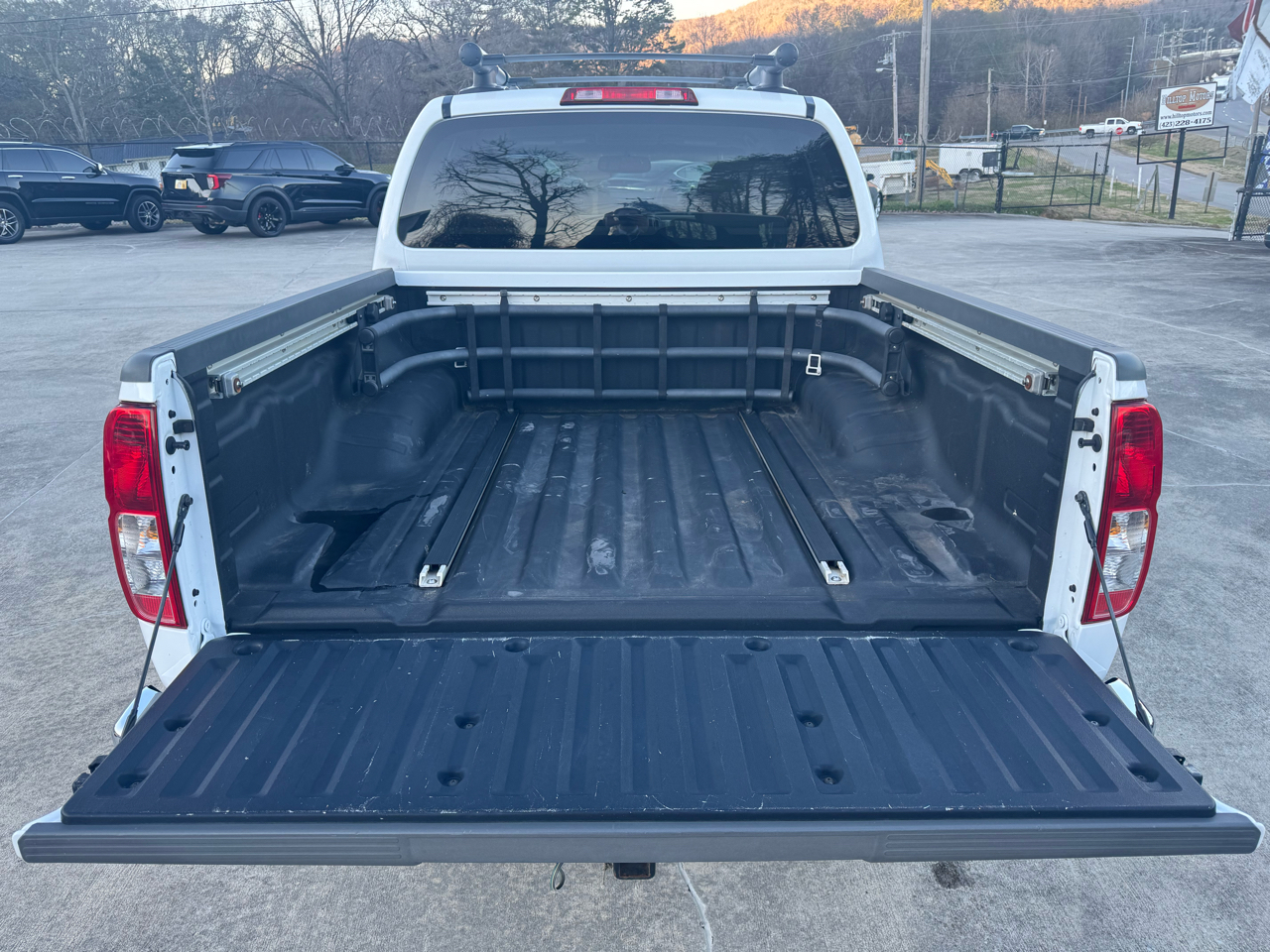 Nissan Frontier LE Crew Cab 2WD 2009