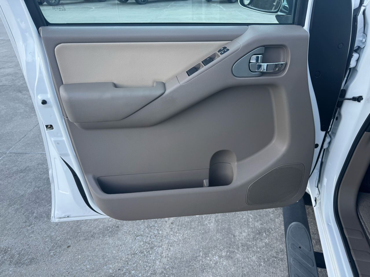 Nissan Frontier LE Crew Cab 2WD 2009