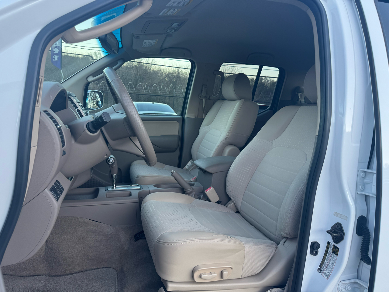 Nissan Frontier LE Crew Cab 2WD 2009