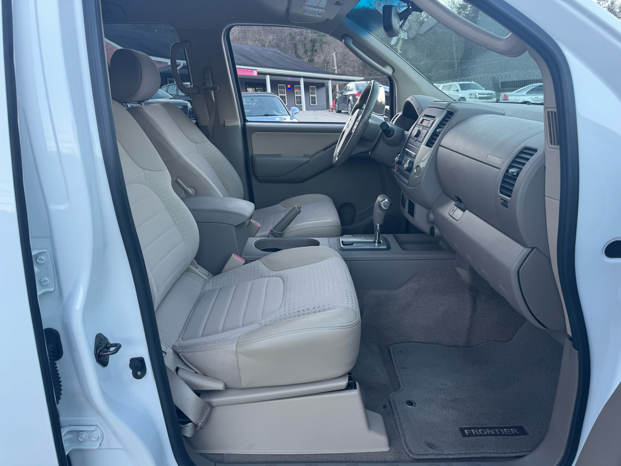 Nissan Frontier LE Crew Cab 2WD 2009