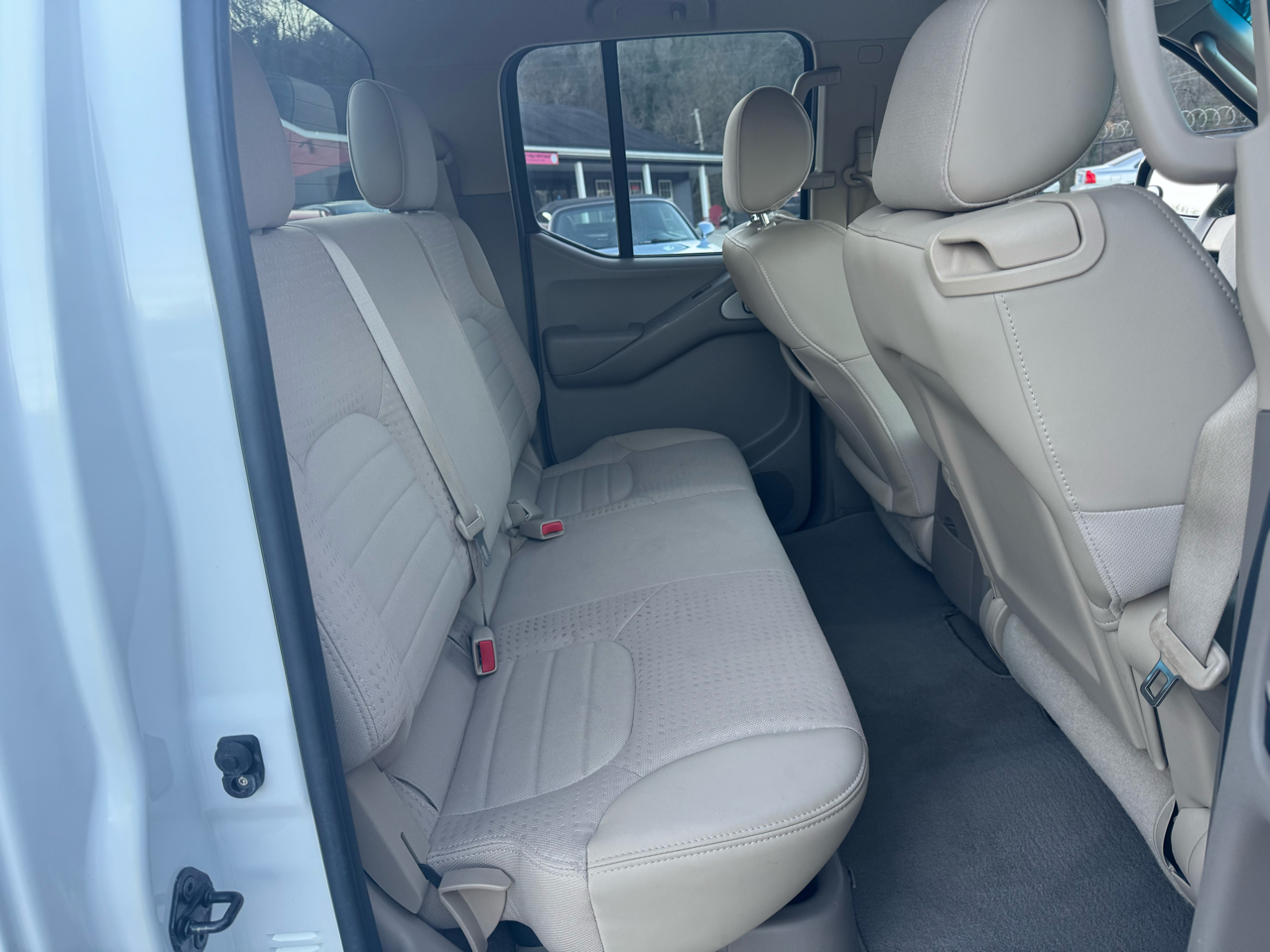 Nissan Frontier LE Crew Cab 2WD 2009