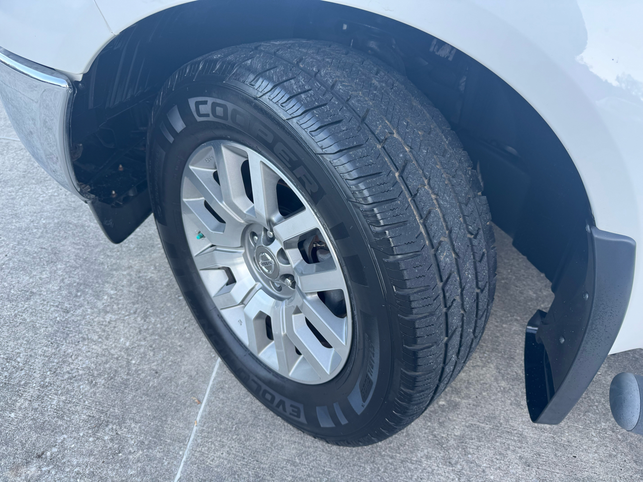 Nissan Frontier LE Crew Cab 2WD 2009