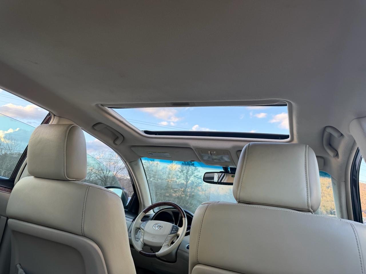 Toyota Avalon Limited 4D Sedan 2011