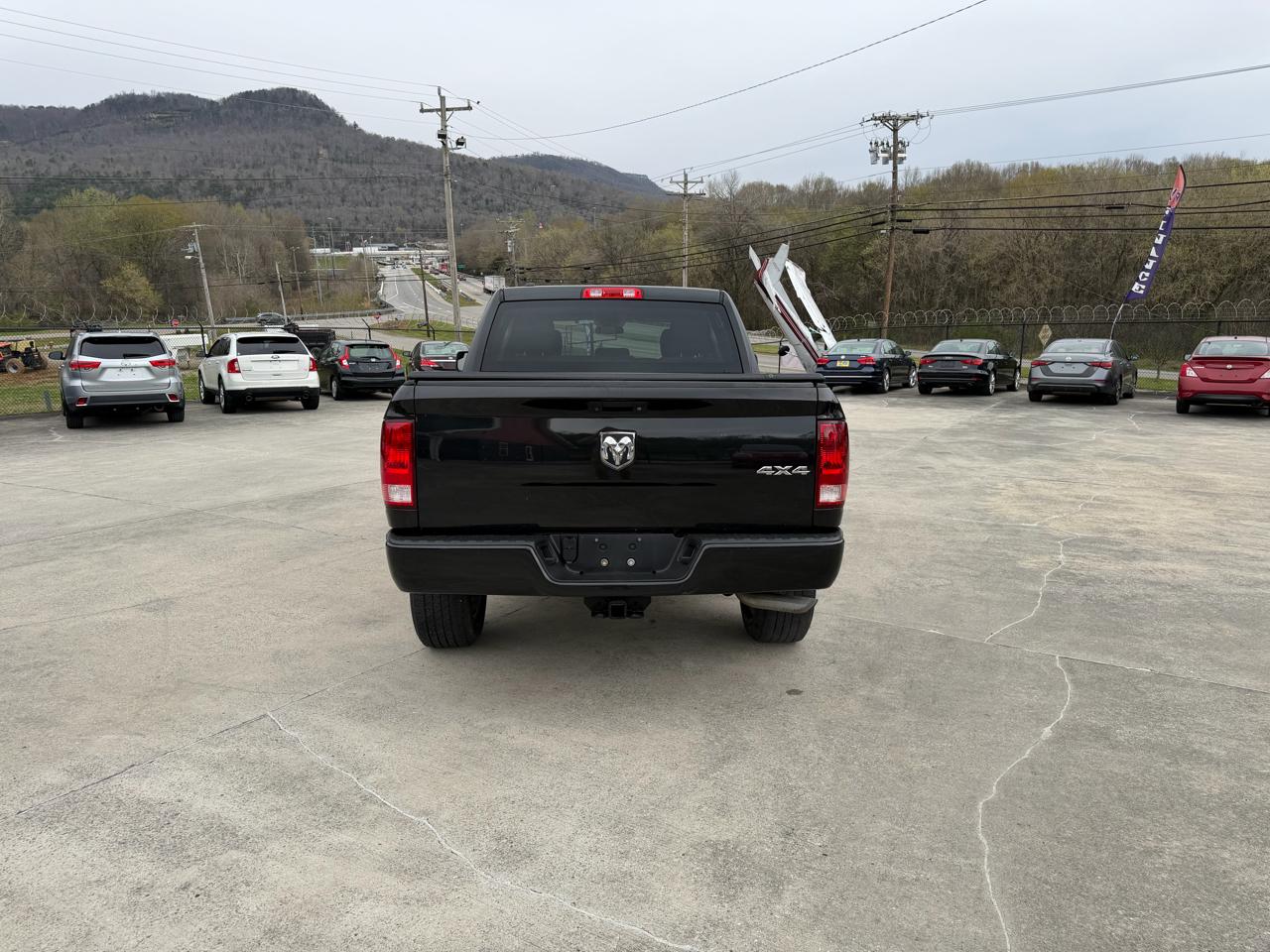 RAM 1500 Tradesman Crew Cab SWB 4WD 2017