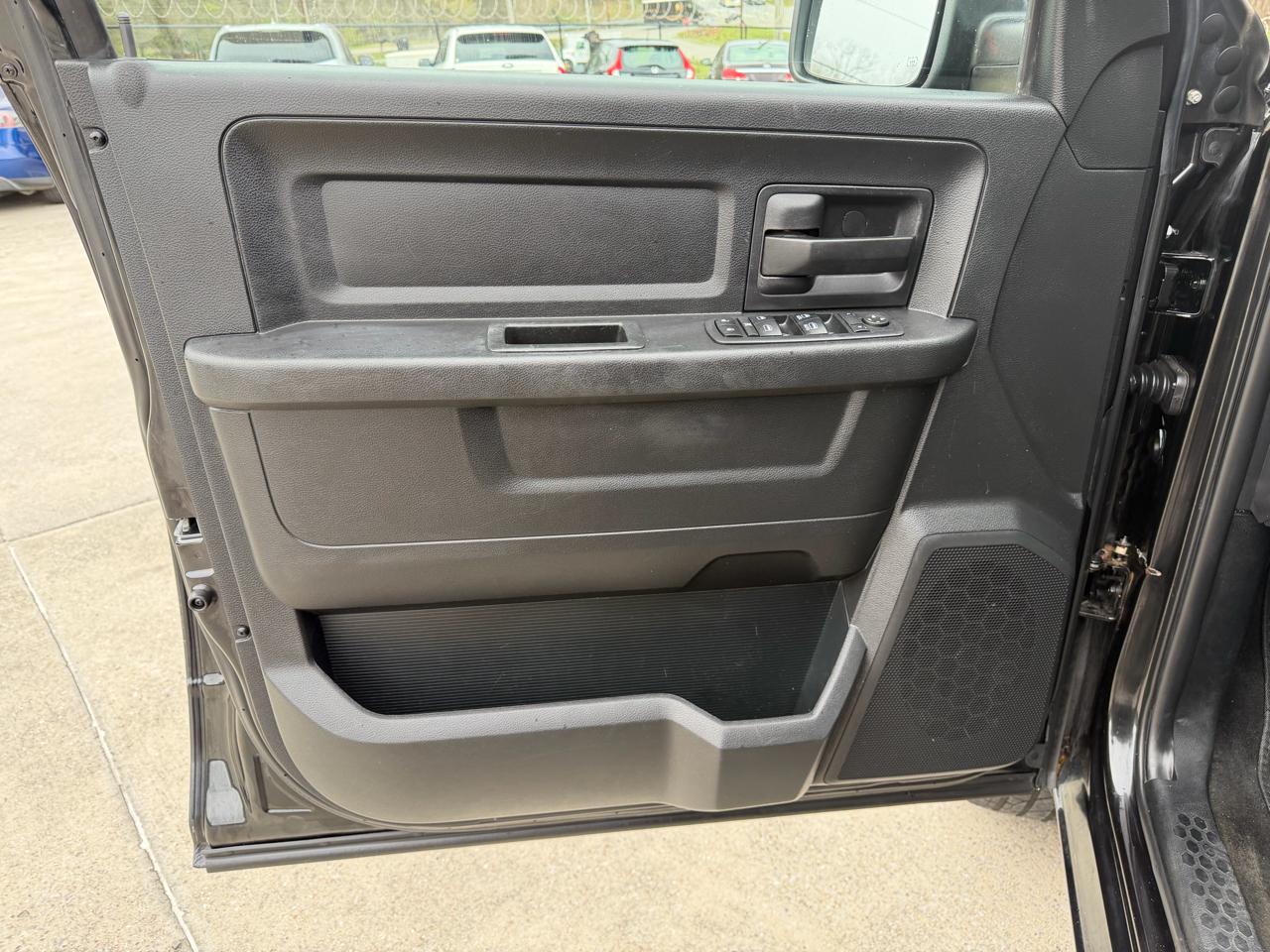 RAM 1500 Tradesman Crew Cab SWB 4WD 2017