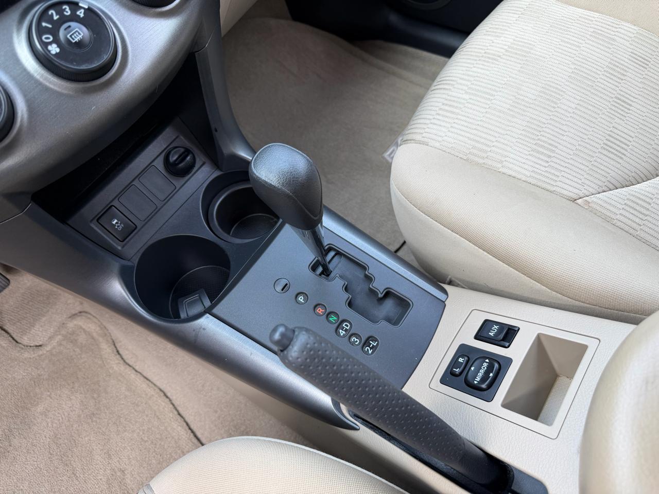 Toyota RAV4 Base V6 2WD 2009