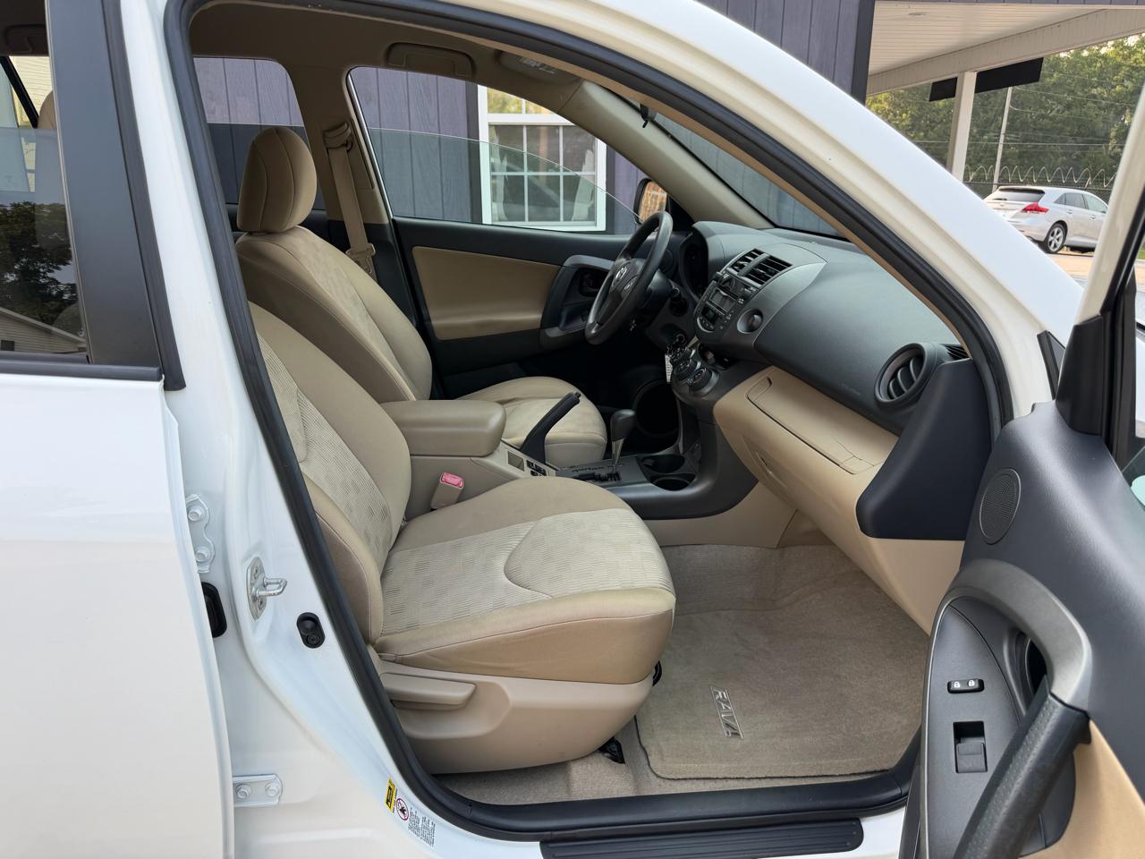 Toyota RAV4 Base V6 2WD 2009